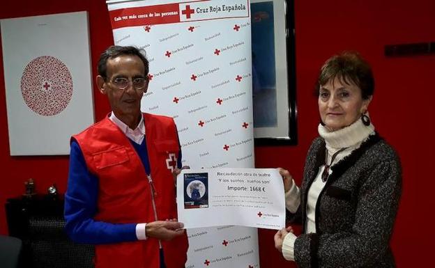 Cruz Roja recibe la recaudación de «Locos por el teatro»