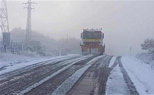 La nieve hace su aparición y afecta a 14 carreteras en Ávila