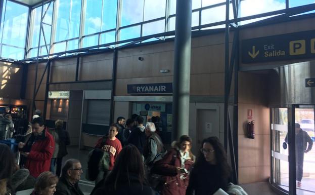 Un vuelo entre Valladolid y Sevilla parte de Villanubla con cuatro horas de retraso