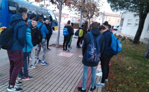 Los 34 alumnos de Villoria se niegan a viajar al instituto en un microbús de 32 plazas