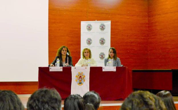 Una jornada universitaria revela que cada ocho horas se viola a una mujer en España