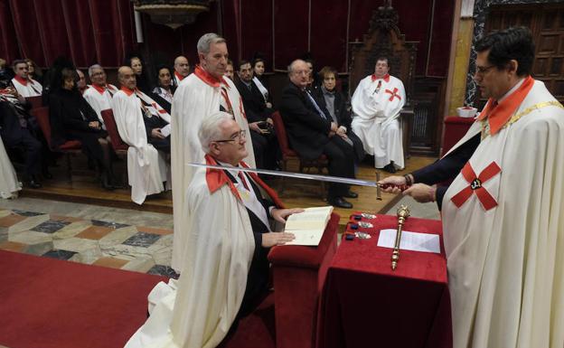 La USAL acoge la investidura de cinco nuevos caballeros y damas de Isabel la Católica