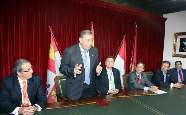 Santiago Bayo, ya fuera del PP, se aferra a la Alcaldía de Maderuelo y anuncia que intentará revalidarla