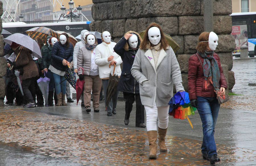Máscaras blancas junto al Acueducto para repudiar la violencia machista