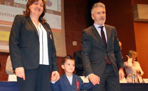 Marlaska entrega al 'héroe' Luca su medalla de oro