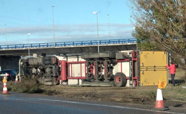 Un camionero herido leve al volcar su vehículo en Valladolid