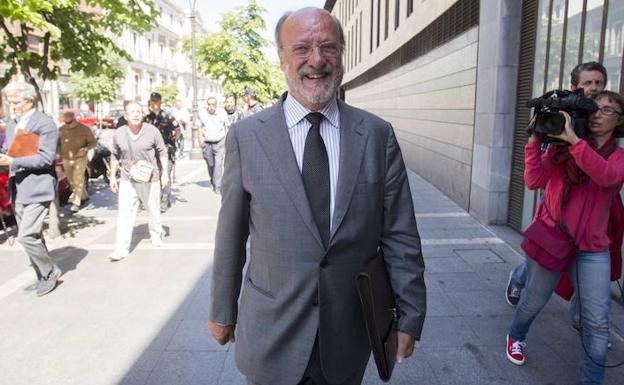 El TSJ absuelve a León de la Riva y avala que ignoraba lo que firmaba