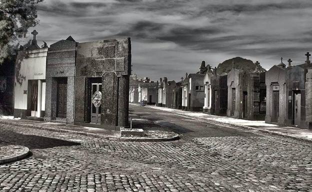 Miguel de Molina y Celia Gámez, en la paz del cementerio