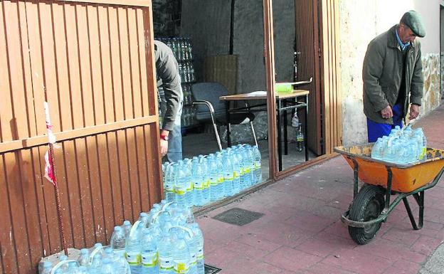 Lastras vuelve a depender del agua embotellada por los elevados niveles de nitratos