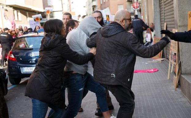 Gritos de «asesino» y «violador» al acusado de matar a Leticia Rosino en su llegada al Juzgado de Zamora