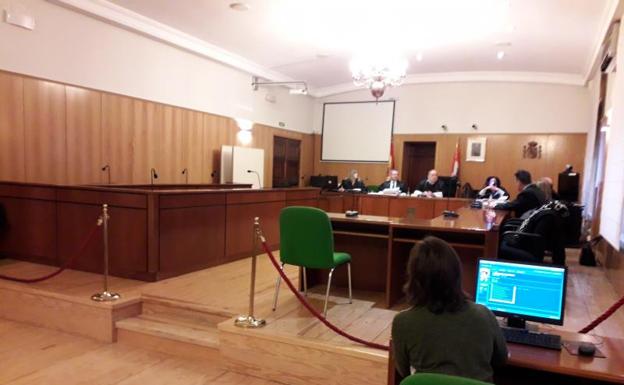 La Audiencia ordena localizar al abogado que no se presentó al juicio por estafa en el que está acusado