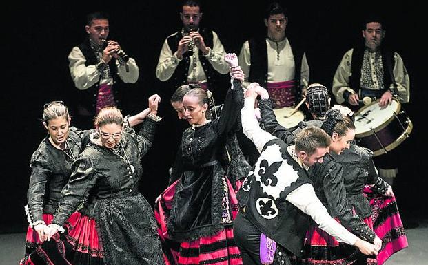 El certamen de danzas del grupo Emperador Teodosio aspira a tener alcance regional