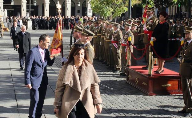 La Plaza Mayor de Segovia acoge el juramento a la bandera de 126 ciudadanos