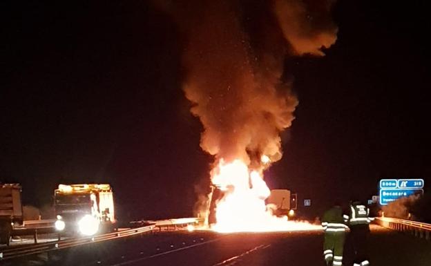 Cortes de tráfico en el A-62 por el incendio de un camión entre Sancti Spiritus y Ciudad Rodrigo