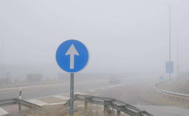 La niebla dificulta la circulación en varios tramos de la red viaria de carreteras de León, Burgos y Valladolid