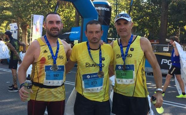 Tres atletas del club Team Run&Go, en la maratón de Málaga