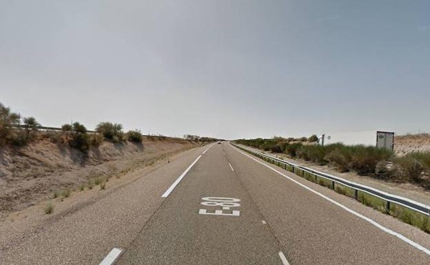 La colisión de dos camiones corta un carril de la A-62 a la altura del municipio vallisoletano de Alaejos