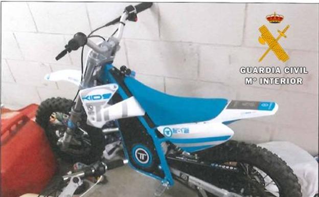 Investigan a tres menores por el robo con fuerza de tres mini motos en un garaje de Laguna
