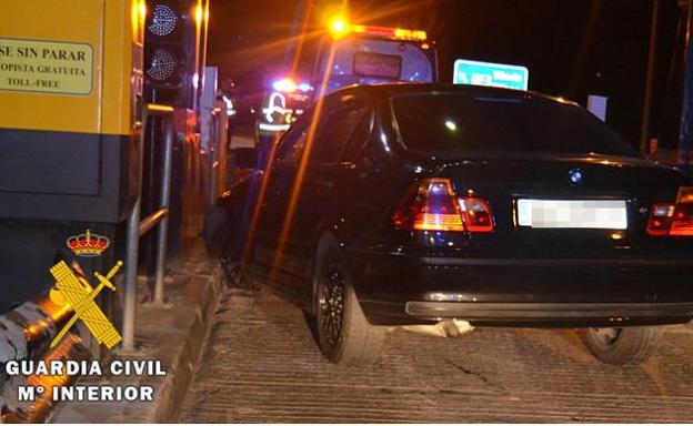 Colisiona contra una de las cabinas de peaje de la AP-1 en Pancorbo y quintuplica la tasa de alcoholemia