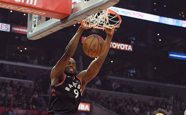 Ibaka dirige la victoria de los líderes Raptors