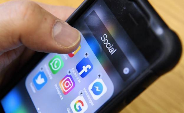 Un padre se hace pasar por un adolescente para pedir fotos desnuda a su propia hija