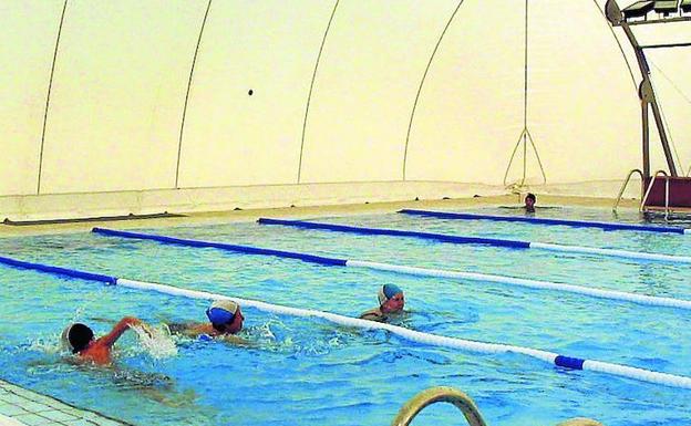 La oposición municipal rechaza que se prorrogue la privatización de la piscina de Cuéllar