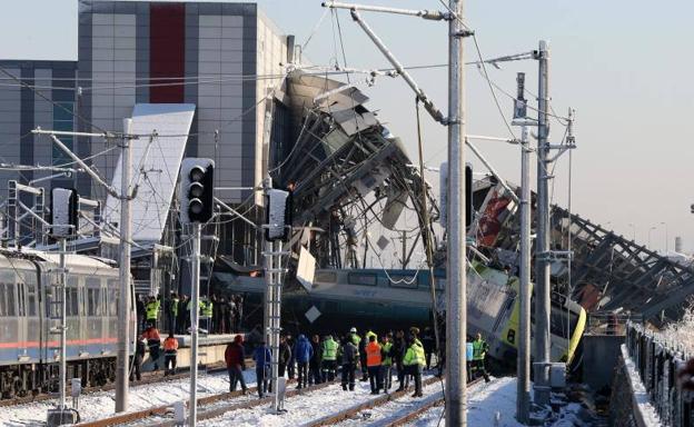 Nueve muertos y 47 heridos en un accidente de tren en Turquía