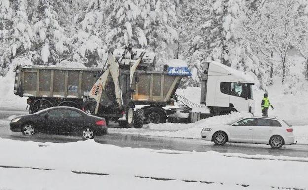 Tráfico embolsa camiones en la A-1 a la altura de Boceguillas por la nevada