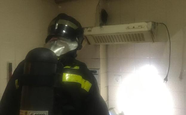 Los Bomberos de Íscar sofocan un incendio en un piso en alquiler de la localidad vallisoletana