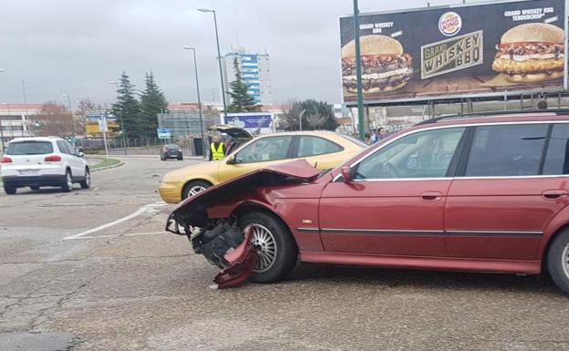 Una herida leve en un choque entre dos turismos en el cruce de Daniel del Olmo con Vázquez de Menchaca