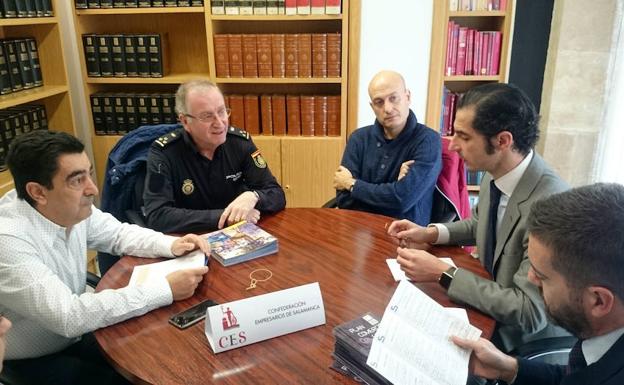 El comercio coordina con la policía la seguridad para la campaña navideña