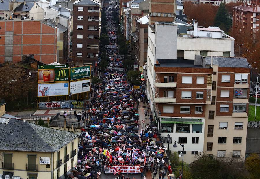 Miles de personas recorren las calles de Ponferrada para reivindicar el futuro de El Bierzo