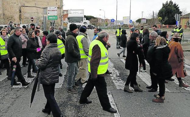 Vecinos de Peñafiel ocupan la travesía para reclamar la construcción de la A-11