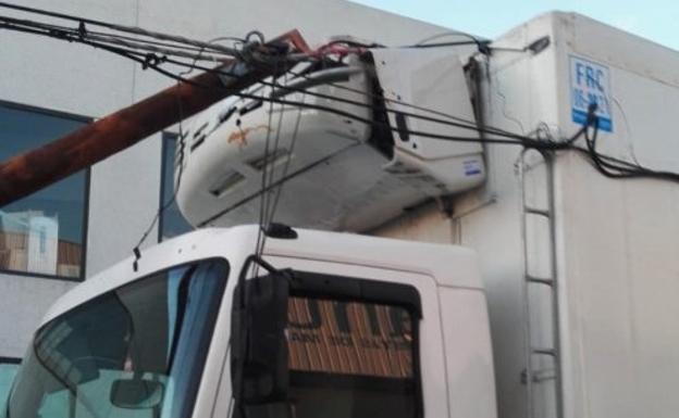 Un camión se engancha en el cableado de telecomunicaciones del Polígono de San Cristóbal