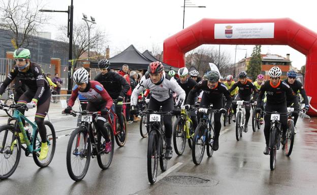 La carrera de pavo reúne en Laguna a decenas de aficionados al ciclismo