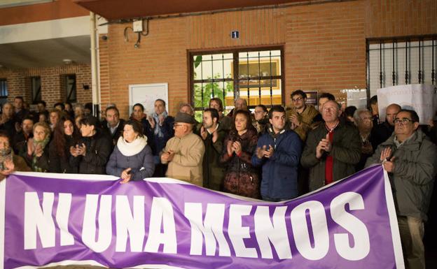 Más de 500 personas guardan silencio en Villabuena del Puente, Zamora, por la muerte de Laura Luelmo