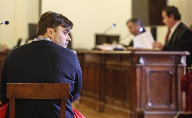 Condenan a nueve años de inhabilitación al alcalde de Cacabelos por frenar la reincorporación de un empleado público