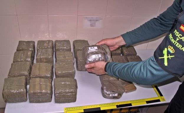 La Guardia Civil interviene 20 kilos de hachís a dos salmantinos en Badajoz