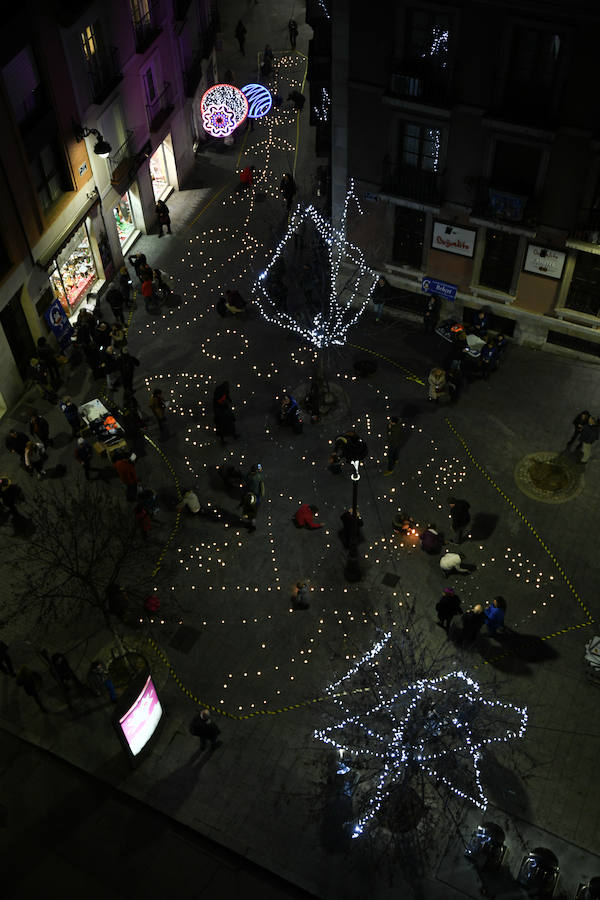 Las velas iluminan la Plaza de los Arces de Valladolid