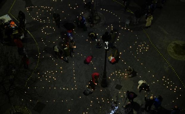 Las velas iluminan la plaza de los Arces de Valladolid