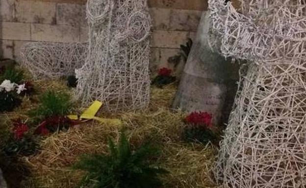 Roban el Niño Jesús del Belén y colocan en su lugar un lazo amarillo independentista