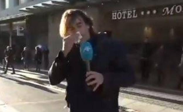 Brutal agresión al periodista Cake Minuesa durante las manifestaciones de Barcelona