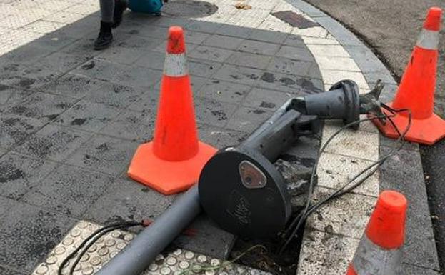 Destroza un semáforo en la calle Recondo de Valladolid tras una colisión con otro turismo