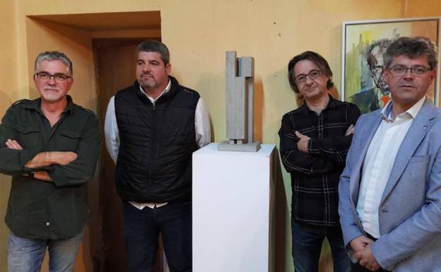 El apadrinamiento de obras de Ángel Mateos en Morille comienza con la pieza 'Gran Menhir IV' de 1986