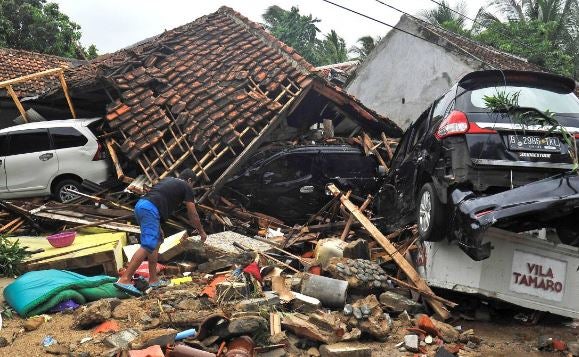 Un tsunami provocado por la erupción del 'hijo' del 'Krakatoa' deja al menos 429 muertos en Indonesia