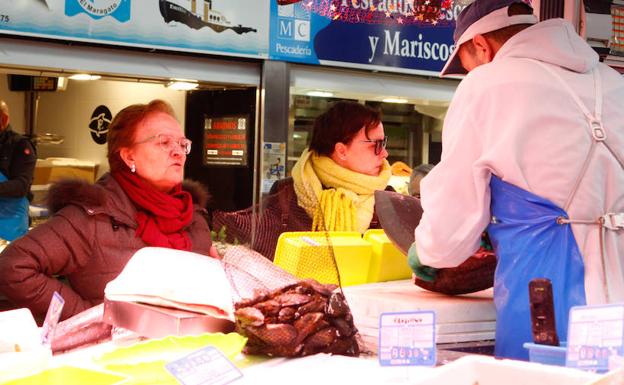 Percebes, cigalas y centollos encarecen la cesta navideña con precios desorbitados