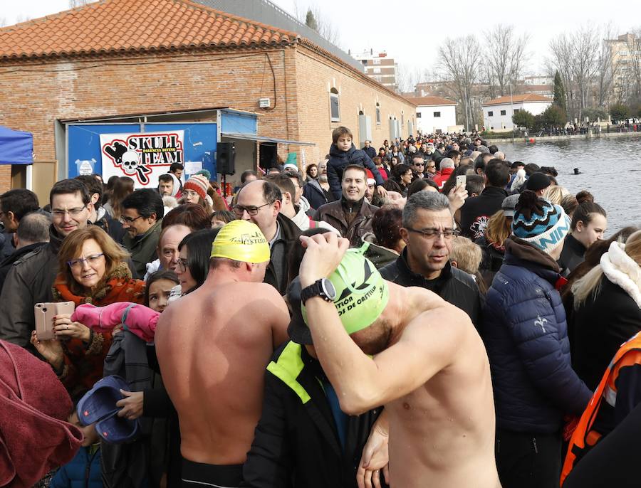 Chapuzón Navideño en la dársena del Canal de Castilla