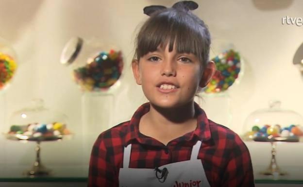 Una concursante de 'MasterChef Junior' aliña su plato con detergente