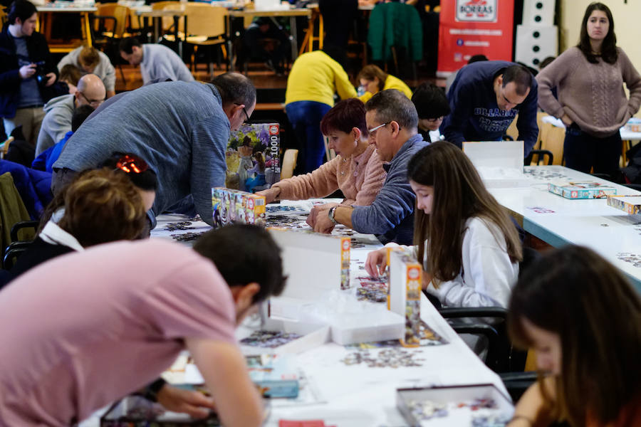 Más de 300 personas participan en el concurso de puzzles de Asecal en Salamanca