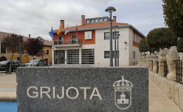 Un pleno urgente y polémico en Grijota permite que los trabajadores del Ayuntamiento cobren la nómina atrasada